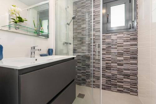 een badkamer met een wastafel en een glazen douche bij Lamar - Pilar de la Horadada in Pilar de la Horadada