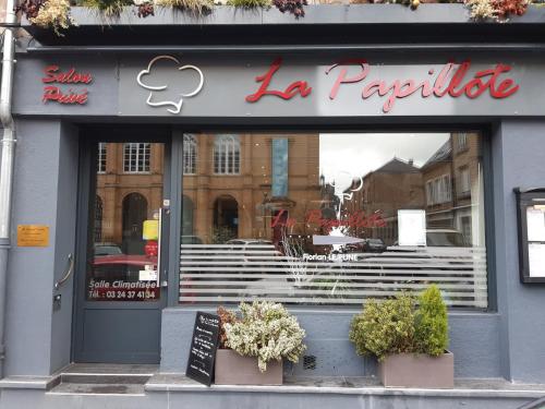 シャルルヴィル・メジエールにあるLa Papilloteの鉢植えの窓