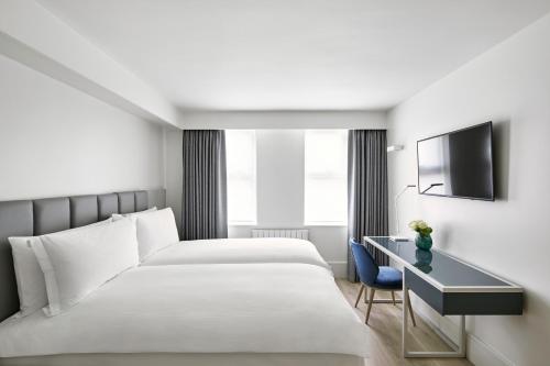 Säng eller sängar i ett rum på COMO Metropolitan London Residences
