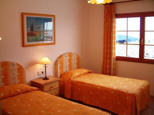 ein Hotelzimmer mit 2 Betten und einem Fenster in der Unterkunft 4 bedroom Villa Saturn with private heated pool in Puerto del Carmen