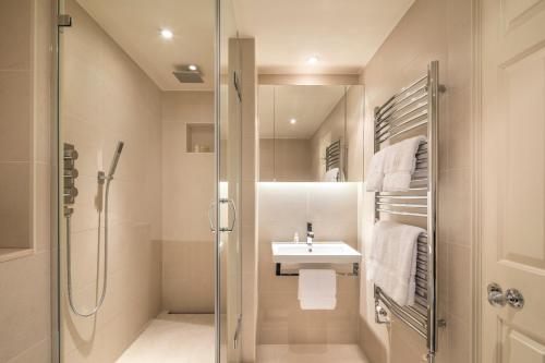 y baño con ducha y lavamanos. en COMO Metropolitan London Residences en Londres