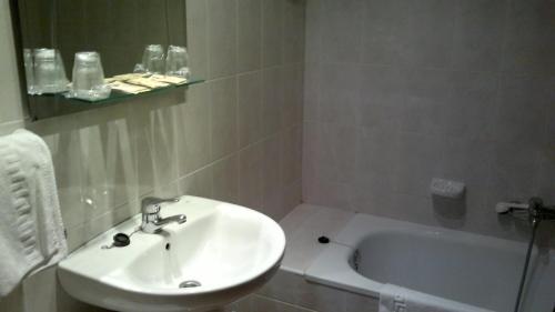 a bathroom with a sink and a bath tub at Hotel Yeste in Yeste