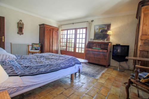 a bedroom with a bed and a tv in it at Muller's Bed & Breakfast in Bargemon