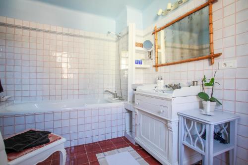 Muller's Bed & Breakfast في Bargemon: حمام مع حوض ومغسلة ومرآة