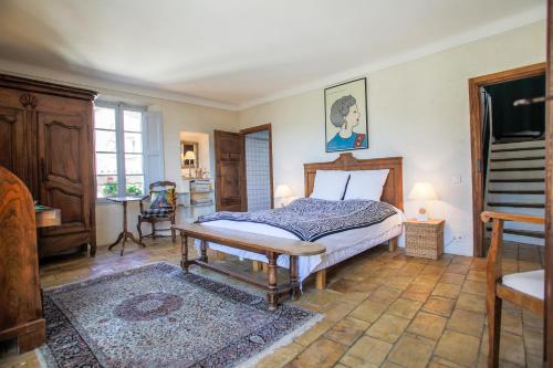 Muller's Bed & Breakfast في Bargemon: غرفة نوم فيها سرير وطاولة فيها