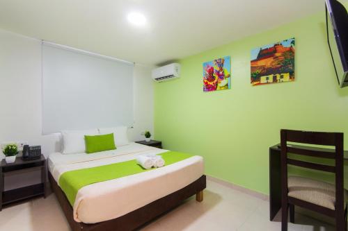 Tempat tidur dalam kamar di Hotel Avexi Suites By GEH Suites