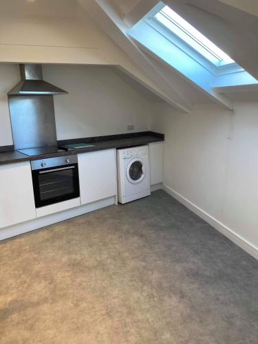 een keuken met een wasmachine en droger in de kamer bij Ogy1 Apartment - Apartment 1 in St Austell