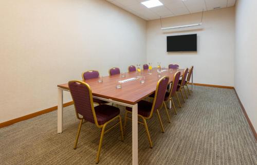 a conference room with a long table and chairs at Geotel Antofagasta in Antofagasta