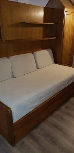 a bed on a boat with a wooden headboard at Primacy Apart Hotel in Mar del Plata