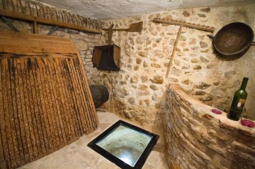 Habitación con espejo y botella de vino en Casa El Altero en Codo