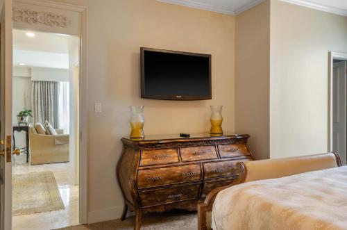 Televisyen dan/atau pusat hiburan di Omni Royal Orleans Hotel
