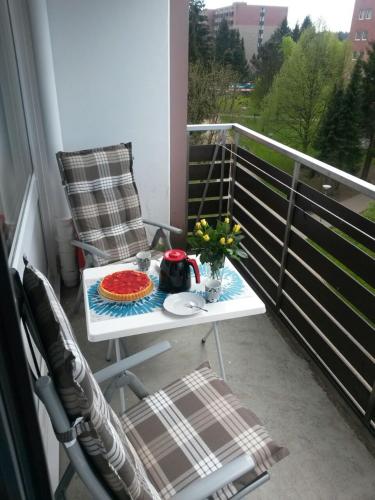 a balcony with a table and chairs on a balcony at Ferienwohnung Sonnenblick in Altenau