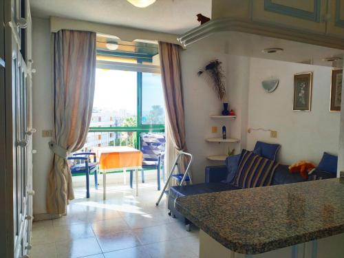 - un salon avec un canapé et une table dans l'établissement Viña del Mar 6, à Playa de Fañabé