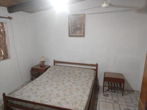 1 dormitorio con 1 cama, 2 mesitas de noche y 1 cama sidx sidx sidx sidx en Casas victor, en Piriápolis