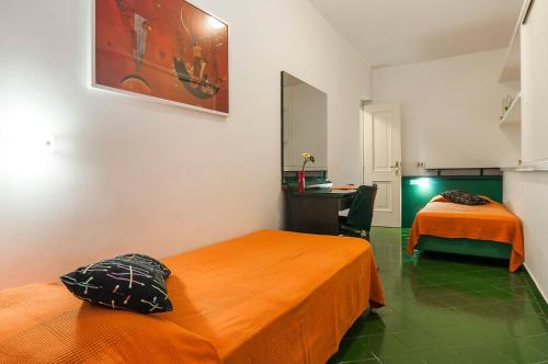 een hotelkamer met 2 bedden en een bureau bij Casa Vacanza Kair Trilo 227 in Sperlonga