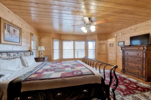 a bedroom with a bed and a ceiling fan at Country Living by Venture Smoky Mountains in Sevierville