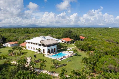 widok z powietrza na willę z basenem w obiekcie Selectum Hacienda Punta Cana w Punta Cana