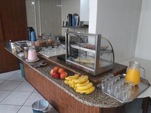 - un comptoir de cuisine avec des fruits et des boissons dans l'établissement HOTEL PINOTTI LTDA, à Curitibanos