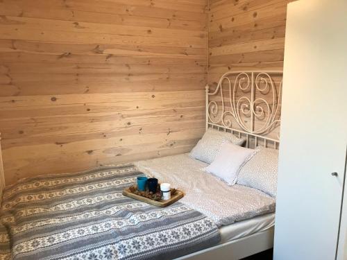 Tempat tidur dalam kamar di Domki na łowisku Admar w Dąbiu Lubuskim