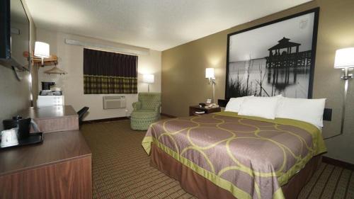 Ένα ή περισσότερα κρεβάτια σε δωμάτιο στο Super 8 by Wyndham Greenville