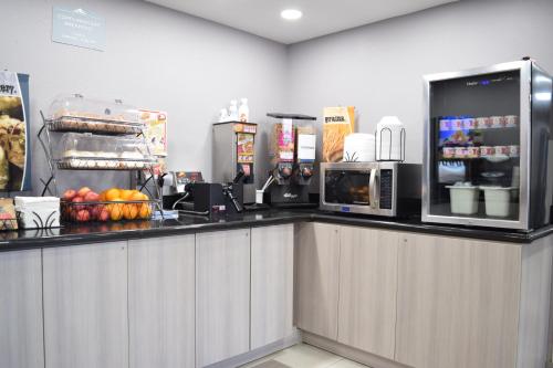 Kuchyň nebo kuchyňský kout v ubytování Microtel Inn & Suites by Wyndham Raleigh