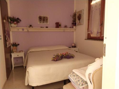 a bedroom with a bed with flowers on it at Sa Brobei in Simaxis