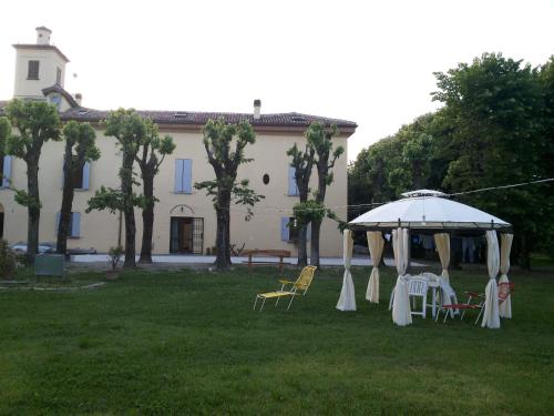 Ein Garten an der Unterkunft La Torre di Longara