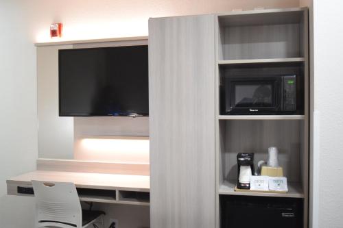 Kuchyň nebo kuchyňský kout v ubytování Microtel Inn & Suites by Wyndham Raleigh