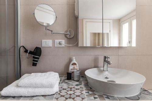 Salle de bains dans l'établissement New Luxus Apartment in Gaeta with sea view on harbour