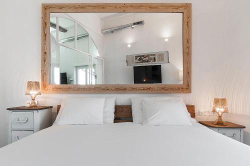 Un ou plusieurs lits dans un hébergement de l'établissement New Luxus Apartment in Gaeta with sea view on harbour