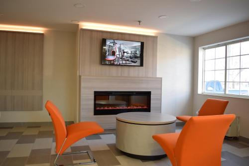 TV a/nebo společenská místnost v ubytování Microtel Inn & Suites by Wyndham Raleigh