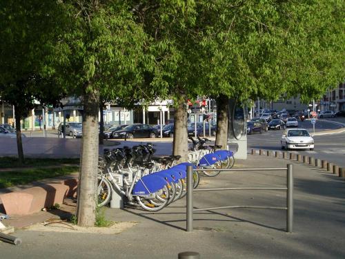 a group of bikes parked next to a street at Les Chambres de Jeannette in Marseille