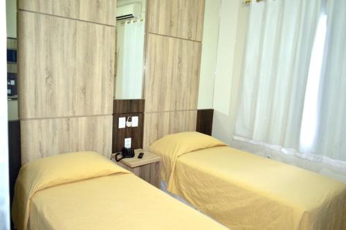 Tempat tidur dalam kamar di Santa Mônica Palace Hotel