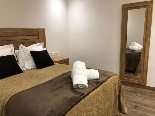 una camera da letto con un letto e un asciugamano sopra di Cal Tapisser a Ripoll