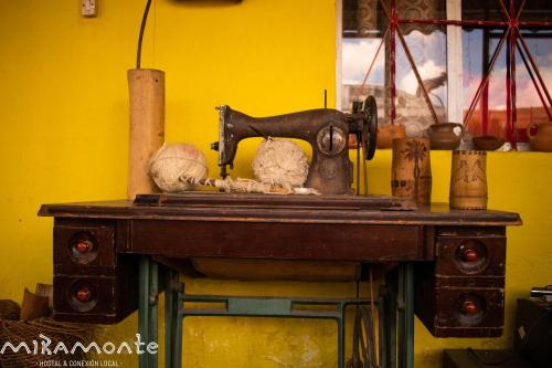 an old sewing machine sitting on top of a table at Miramonte Hostal in Paipa