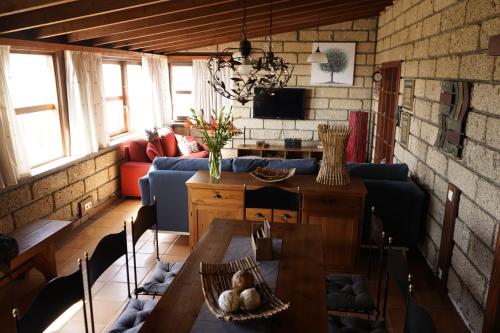 uma sala de estar com um sofá azul e uma mesa em Casa Zenaida em El Río