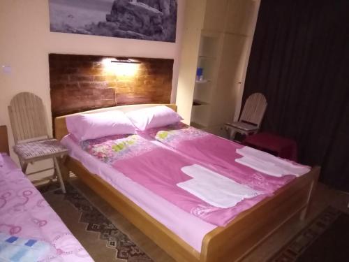 Postel nebo postele na pokoji v ubytování Guest house Mirijevski Konak
