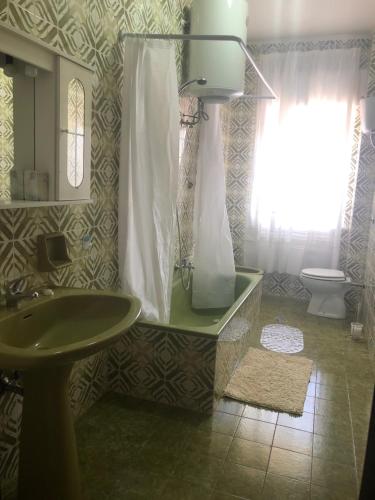 bagno con doccia, lavandino e servizi igienici di B & B Patrizia a Isola Capo Rizzuto