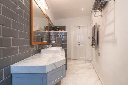une salle de bain avec un lavabo et un miroir dans l'établissement Manor House Lima, à Lima