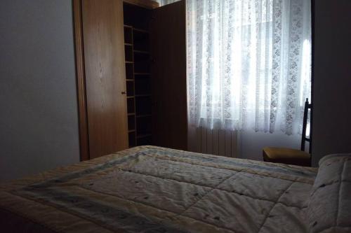 a bedroom with a bed and a window with curtains at APARTAMENTO CONGRESO in Logroño
