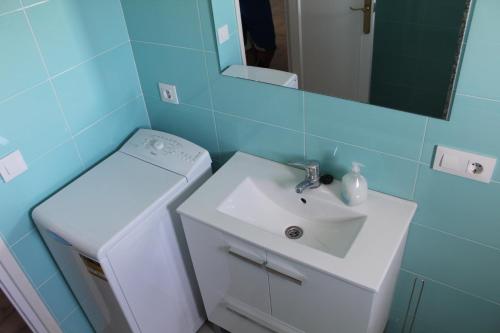 ランポーヤにあるAlojamiento rural Masía Valldepérezの白い洗面台と鏡のあるバスルーム