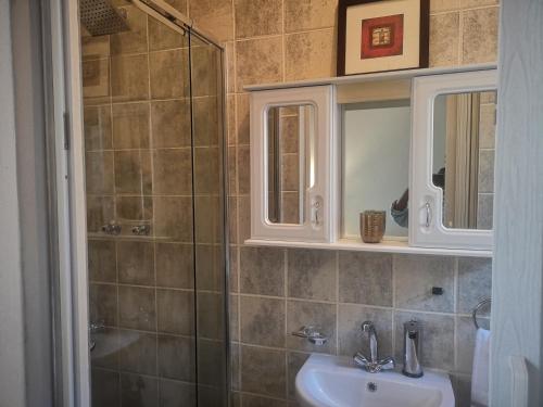 Bilik mandi di Bristow Self Catering Unit with Back Up Power and Free Wi- Fi