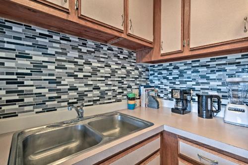una cucina con un lavello e un piano di lavoro di Kailua-Kona Condo with Lanai, Walk to Beach and Pier! a Kailua-Kona