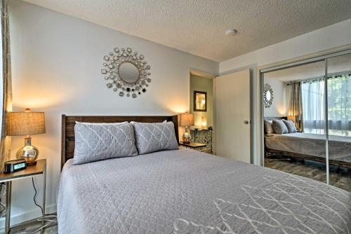 una camera da letto con un letto e uno specchio di Kailua-Kona Condo with Lanai, Walk to Beach and Pier! a Kailua-Kona