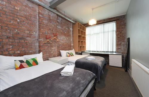 Кровать или кровати в номере Mason Street Apartment Sleeps 16