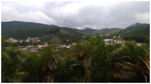 Ein allgemeiner Bergblick oder ein Berglick von des Ferienhauses aus