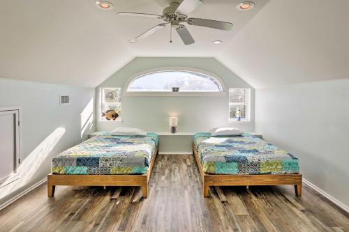 2 camas en una habitación con ventilador de techo en Cozy Waterfront Island House on Live Oak Island!, en Panacea