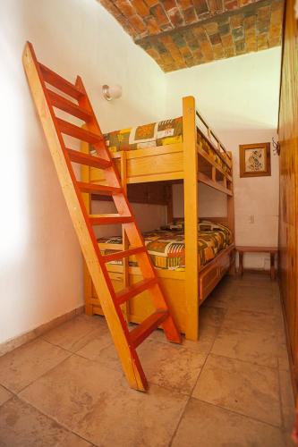 a bedroom with two bunk beds in a room at Htl & Villas Las Glorias Mazamitla, céntricas, parking, jardín in Mazamitla