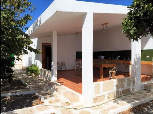 - Vistas a la cocina y a la zona de comedor de una casa en Apartament in arico, en Arico el Nuevo