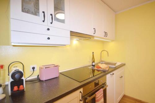 Η κουζίνα ή μικρή κουζίνα στο SO APARTMENTS am Marktplatz 1